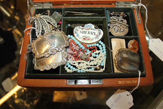 15ct pearl-set ropetwist brooch, agate brooch, 2 silver spirit labels, costume jewellery & sundries